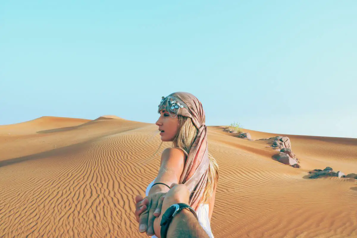 dubai wycieczka kobieta na pustyni