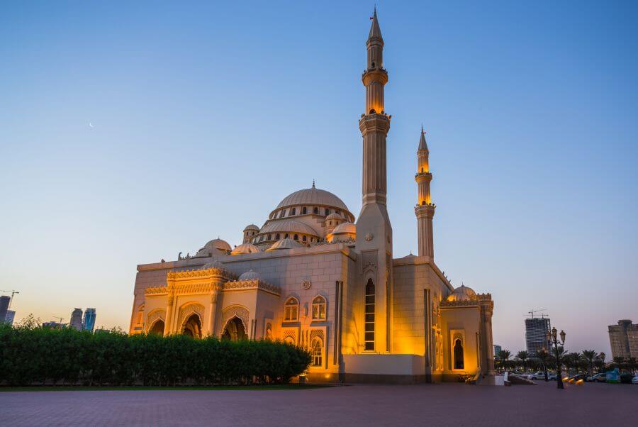 szardża oświetlony meczet al noor