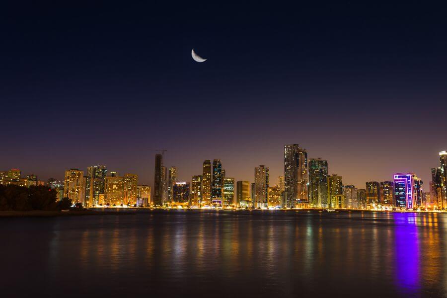 szardża panorama miasta nocą