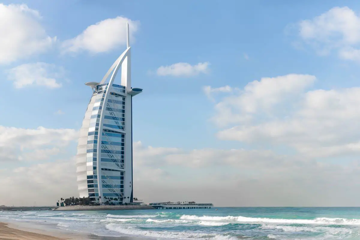 zjednoczone emiraty arabskie ciekawostki morze i budynek