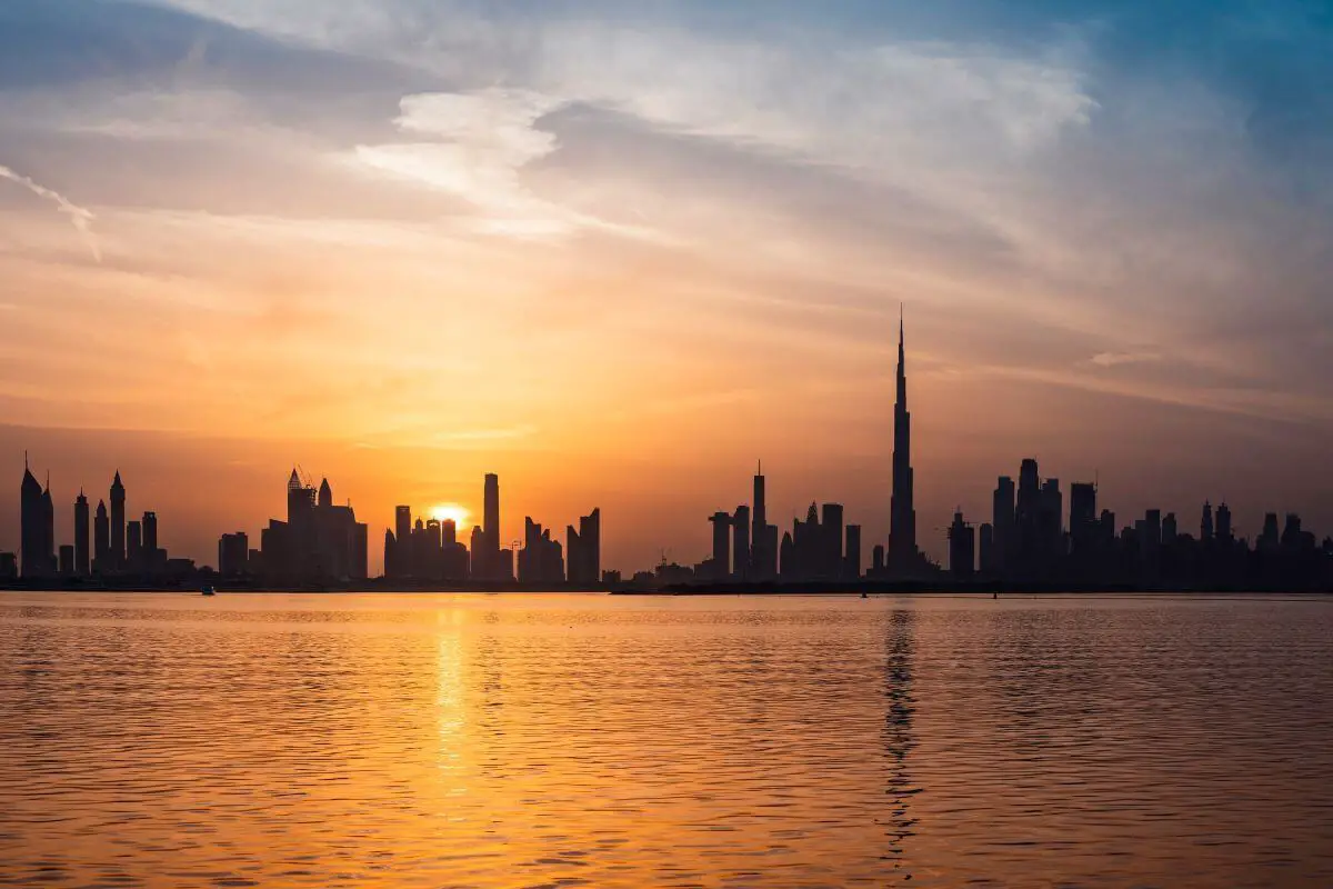 zjednoczone emiraty arabskie ciekawostki panorama miasta podczas zachodu