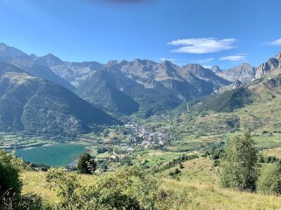 Pireneje gorski trekking z widokiem na szczyty i jezioro