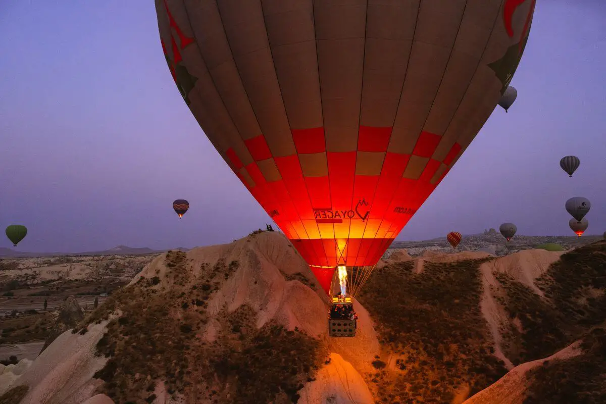 lot balonem nad Kapadocją balon wieczorem
