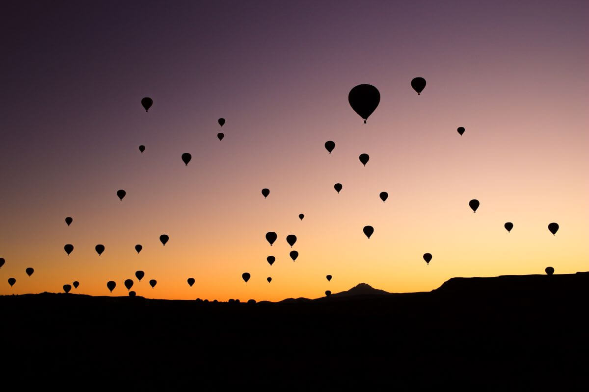 lot balonem nad kapadocją balony podczas zachodu słońca