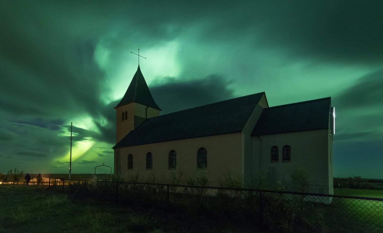 zorza polarna islandia kościół a nad nim zorza