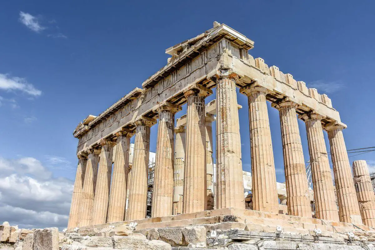 akropol ateński z boku