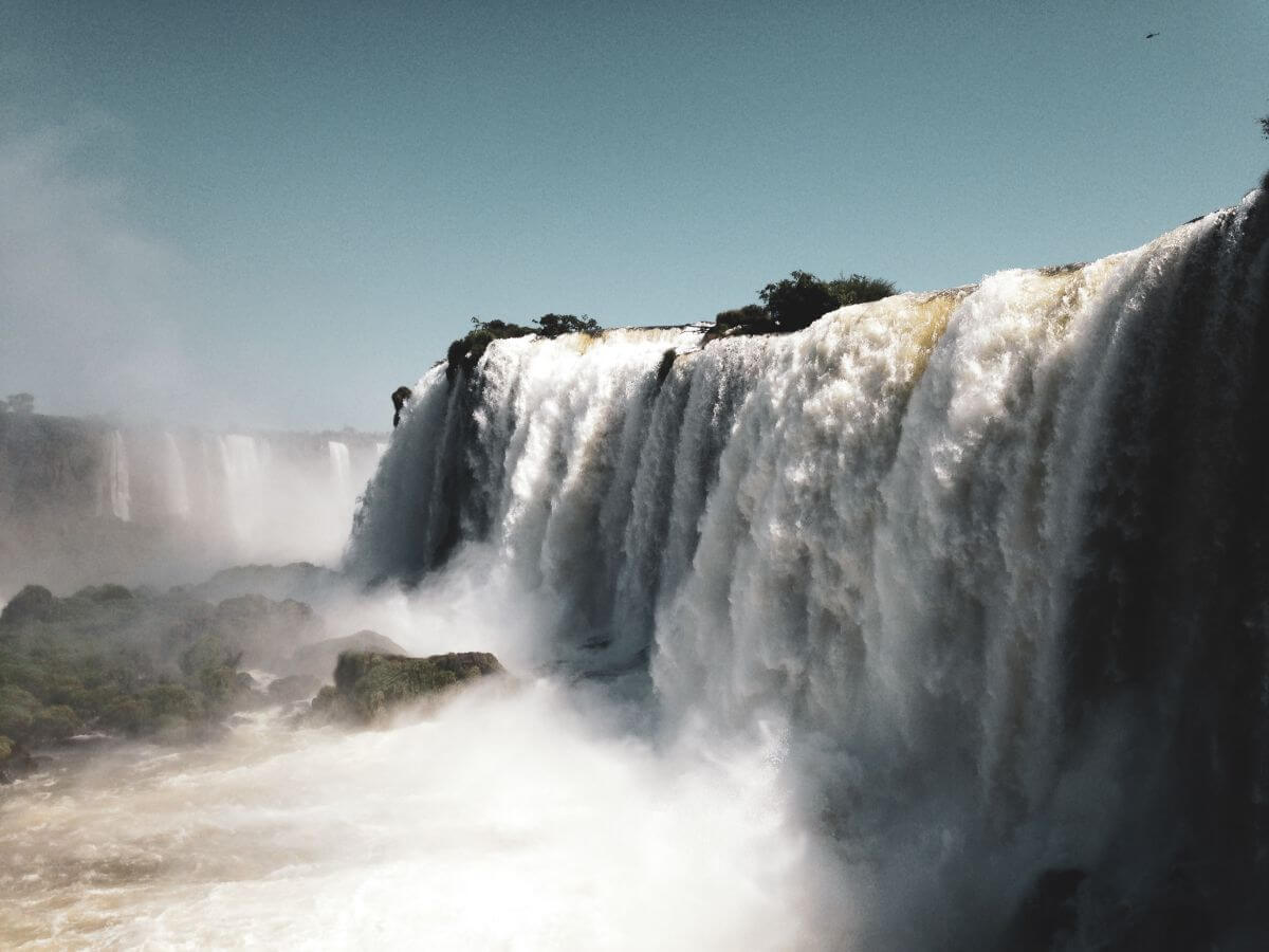 wodospad iguazú spadające tony wody