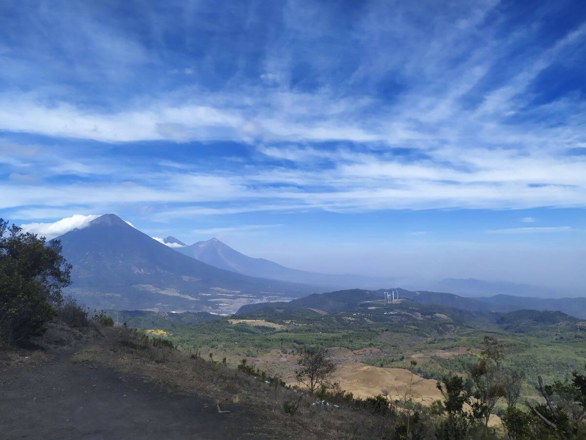 wulkan pacaya widok z innej góry na wulkan