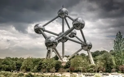 atomium budynek w pochmurny dzien