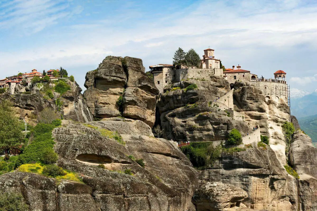 meteory grecja klasztor na wzgórzu