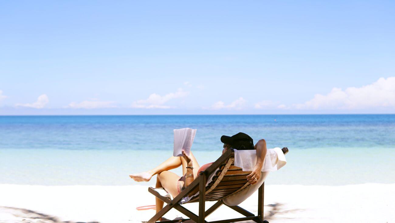 wakacje odpoczynek na plaży z książką