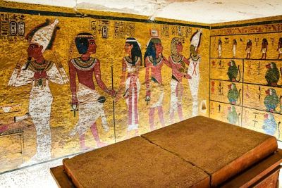 Grobowiec Tutanchamona hieroglify i rysunki w Luksorze