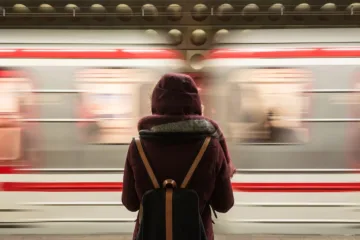 kobieta patrzy na nadjeżdżający pociąg
