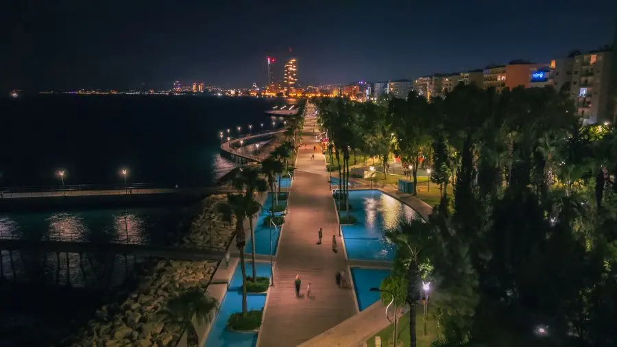 Limassol oświetlony nocą