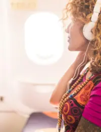 jak słuchać muzyki w samolocie